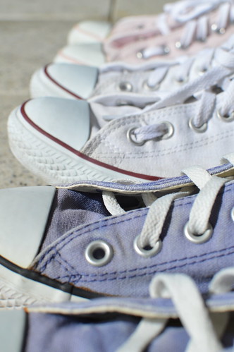 How I Clean White Converse Sneakers - EvinOK