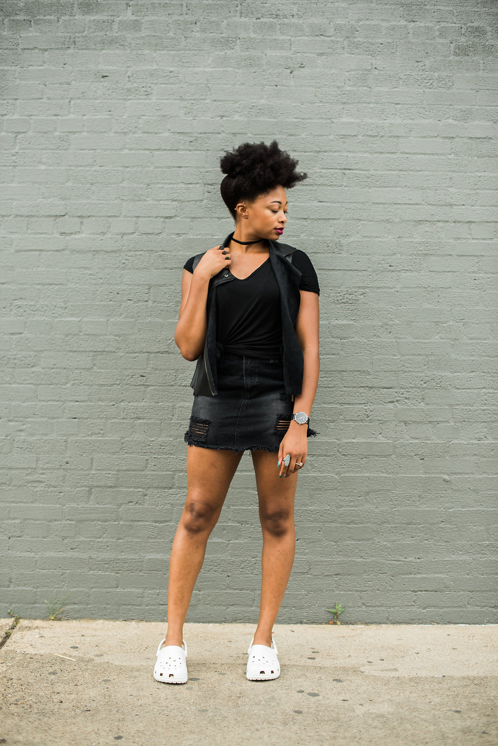 how to style a black denim mini skirt
