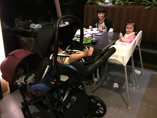 三娃媽咪寶貝日記 餐廳用餐孩子睡著