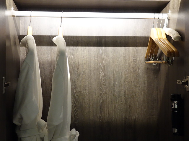 衣櫃裡有浴袍與衣架＠高雄喜達絲飯店