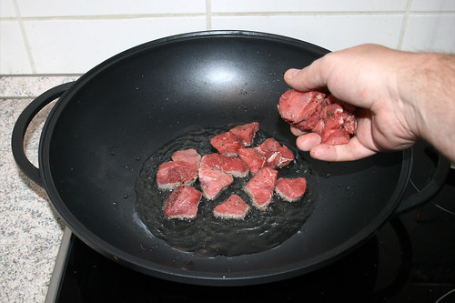 23 - Rindfleisch in Wok geben / Put beef in wok