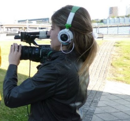 Myussa, coordenadora de reportagem do Esporte Interativo, faz gravação na cobertura das Olimpíadas de Londres, em 2012. Foto: Acervo pessoal