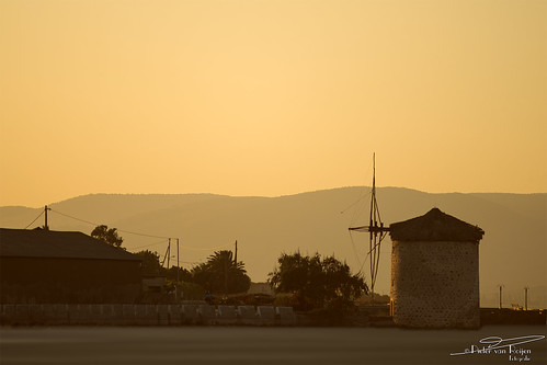 greece griekenland nature natuur windmill windmolen zonsondergang sunset orange oranje geel yellow view vintagelens minoltaaf70210mmf40 minolta sonyilca99m2 perama lesbos lesvos