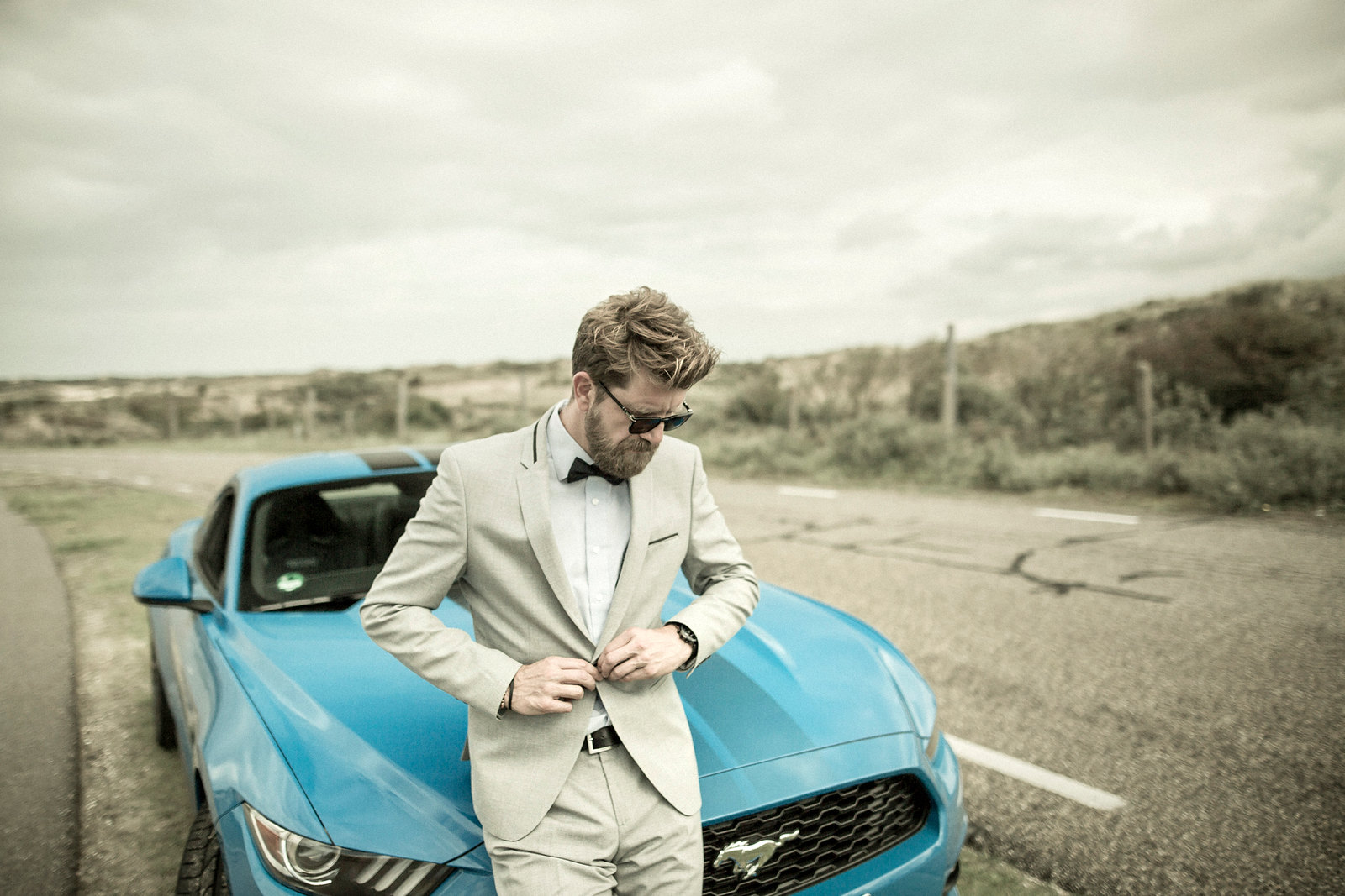 max outfit lookbook dandy chic gentleman modern style grey suit zaraman dapper persol sunglasses chic going out wedding ford mustang pony car max bechmann fotografie film düsseldorf nrw germany germanblogger maleblogger männerstyle modeblog cats & dogs 6