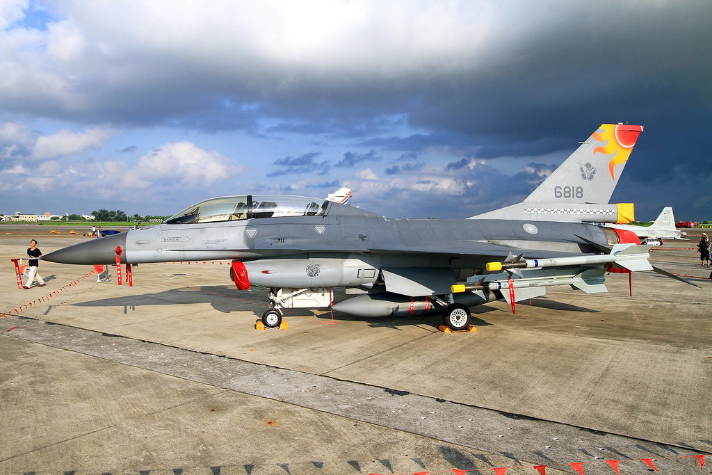6818 Taiwan - Air Force  Lockheed Martin F-16B Fighting Falcon