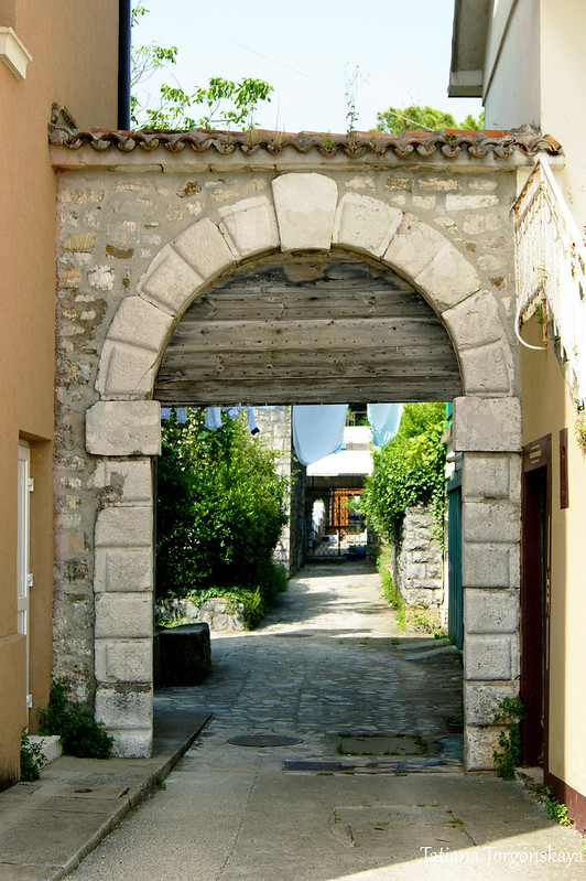 Старая входная арка на "Pine"