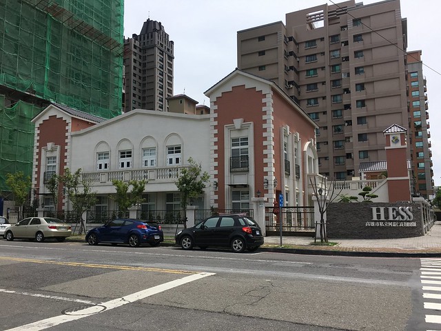 高美館旁的何嘉仁，我從美術館走過來的時候還想說這是教會還是什麼豪宅嗎