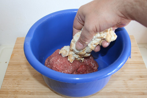 14 - Ausgedrücktes Brötchen zum Hackfleisch geben / Add squeezed out bun to ground meat