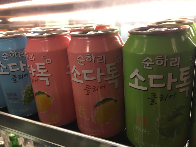好多韓國飲料喔好想喝但其實我不認識它們XD@哈摩尼韓食堂
