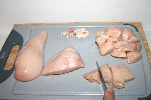23 - Hähnchenbrustfilets würfeln / Dice chicken breast filets