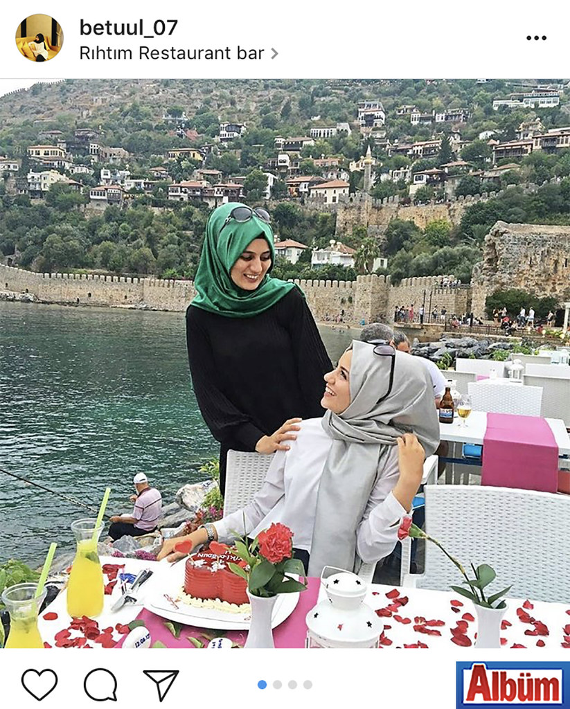 Betül Şahintürk, arkadaşı Merve Havuz ile Rıhtım Restoran'da bu fotoğrafı paylaştı.