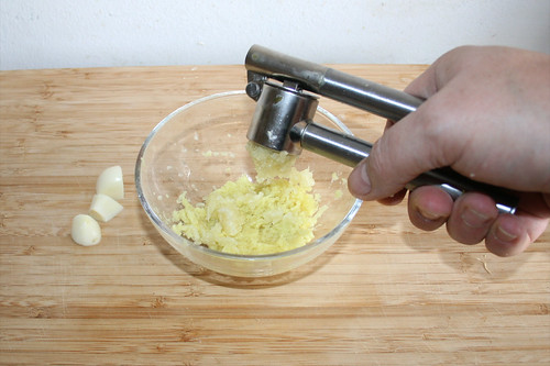 18 - Knoblauch zu Ingwer pressen / Squeeze garlic to ginger