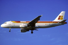 Iberia A320-214 EC-HSE BCN 24/12/2004