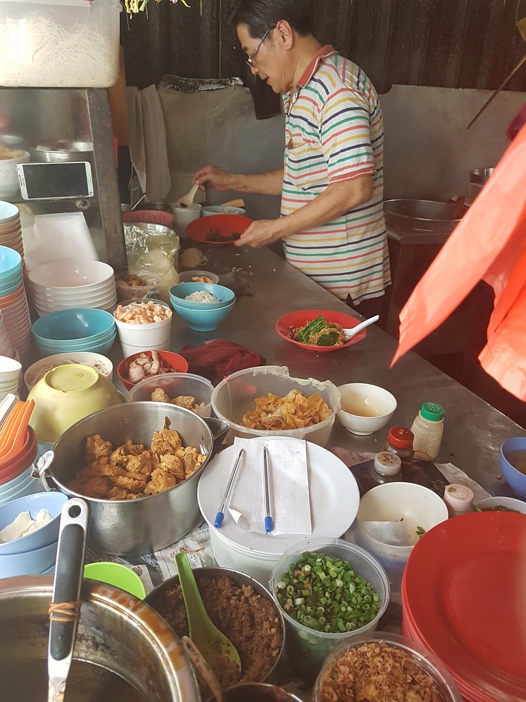 猪肉碎猪肉丸云吞面(大) Minced Pork & Pork Ball Wan Ton Mee $7 Alt $6.50(小) & 菊花 $1.60 @ Noodle stall behind Wisma MPI KL Jalan Mesui