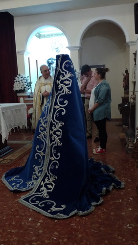 Nuevo manto de terciopelo azul para la Virgen de la Amargura