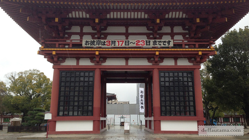 2 Hari Keliling Osaka - Shitennoji Temple Gate