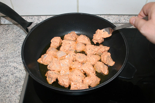 44 - Marinierte Hähnchenbrustwürfel in Pfanne geben / Put marinated chicken dices in pan