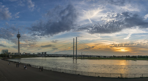 panorama düsseldorf sky clouds rhine rhinetower rheinturm rheinkniebrücke rhein sunset sony ilce6000 a6000 sel1018