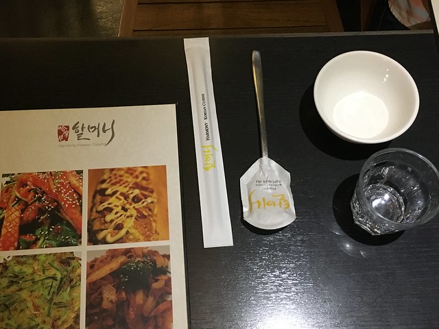 菜單有附圖，餐具是韓式的扁筷與扁湯匙@哈摩尼韓食堂