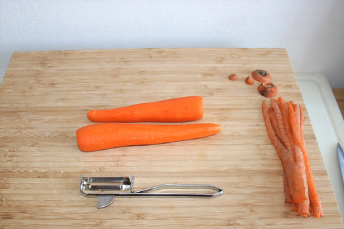 35 - Möhren schälen / Peel carrots