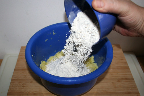 34 - Mehl addieren / Add flour