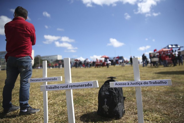 Integrantes de Centrais Sindicais ocupam o gramado em frente ao espelho d'água do Congresso em protesto contra reforma trabalhista - Créditos: José Cruz/Agência Brasil