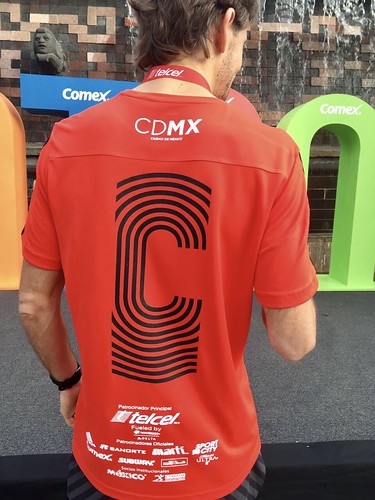 Playera y medalla del Maratón de la Ciudad de México 2017