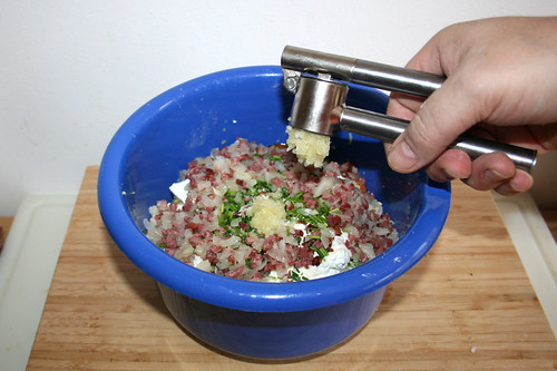 42 - Knoblauch dazu pressen / Add squeezed garlic