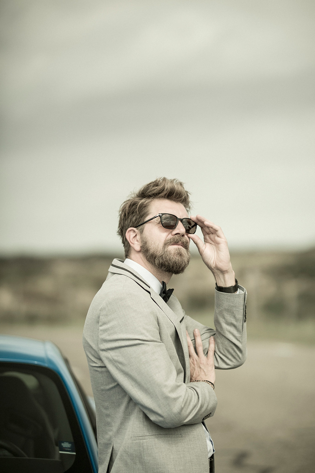 max outfit lookbook dandy chic gentleman modern style grey suit zaraman dapper persol sunglasses chic going out wedding ford mustang pony car max bechmann fotografie film düsseldorf nrw germany germanblogger maleblogger männerstyle modeblog cats & dogs 3