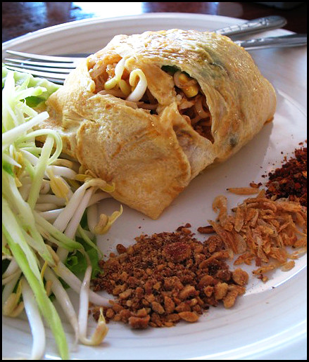 Uptown Restaurant - Phad Thai Hor Kai