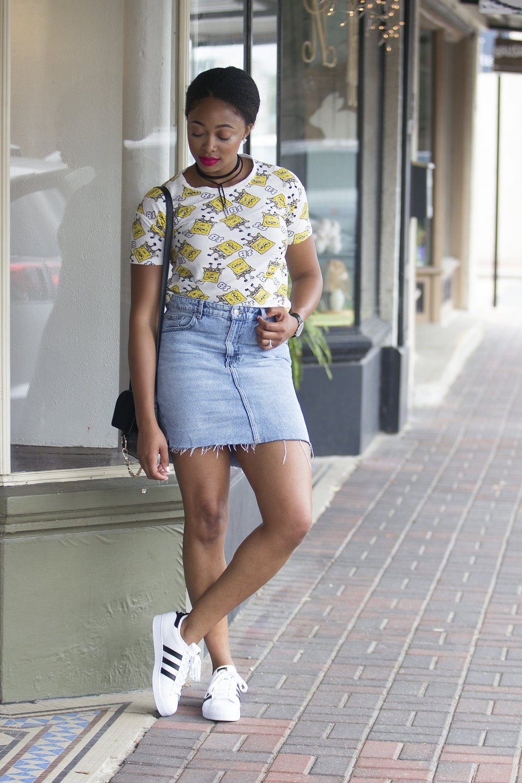 how to wear a distressed denim skirt