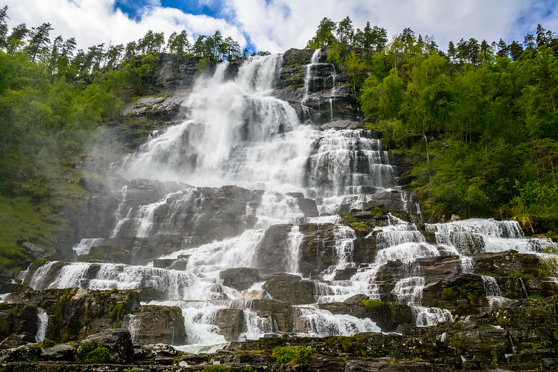 Vista frontal de la catarata Tvindefossen, conocida por las propiedades beneficiosas de su agua