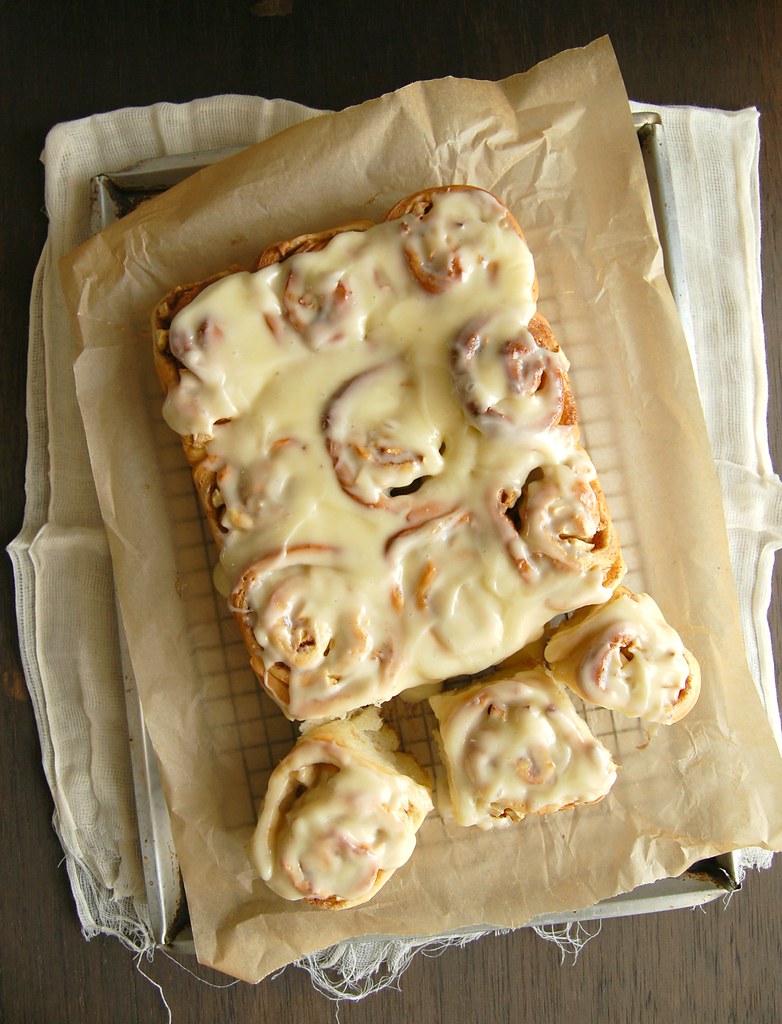 Apple cinnamon rolls with cream cheese icing / Pãezinhos de maçã e canela com cobertura de cream cheese
