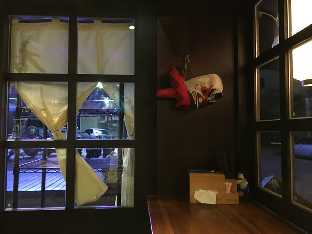 窗戶旁有天狗面具@宜蘭林北烤好德陽店