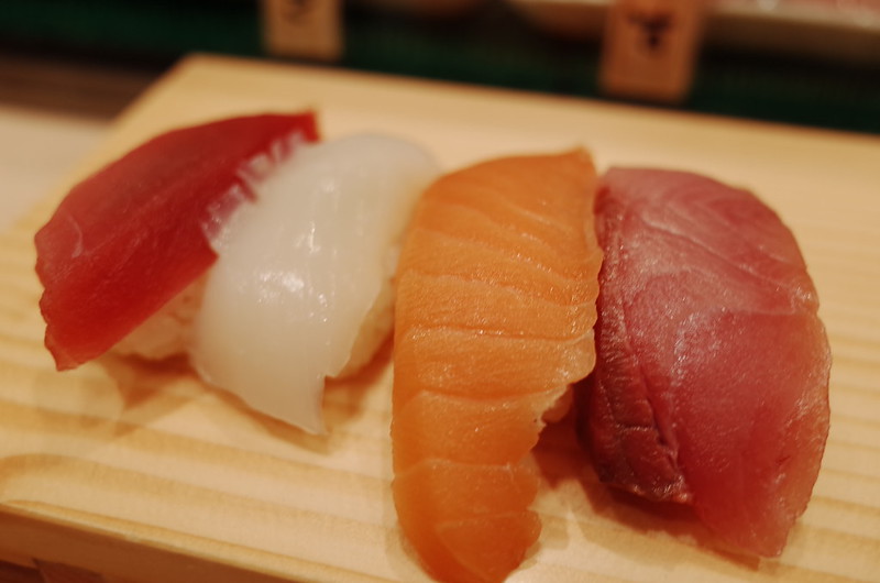 日比谷魚がし日本一得盛り握りまぐろ、イカ、サーモン、ブリ