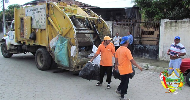 En Chone ciudadanía colabora con recolectores de basura