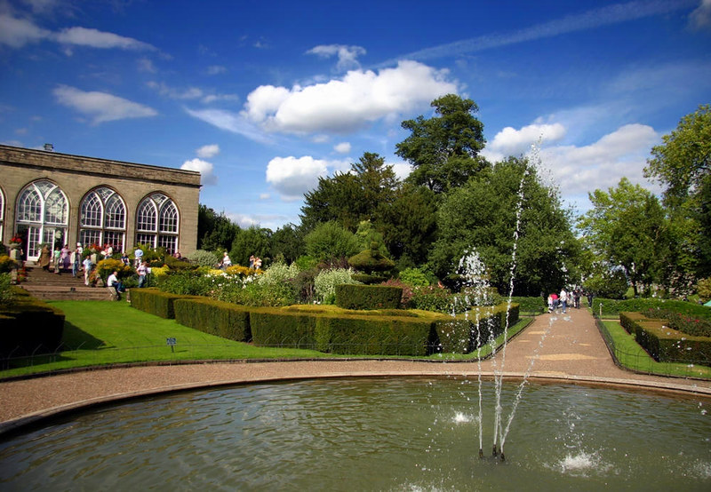 Warwick Castle Gardens and Orangery. Credit Paul Reynold, flickr