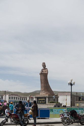 asia china daotanghezhen people qinghai sonyrx100iii architecture art building culture geography history monument motorbike sky street statue streetlight townscape urban chn