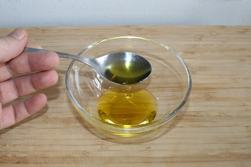 53 - Olivenöl in Schüssel geben / Put olive oil in bowl