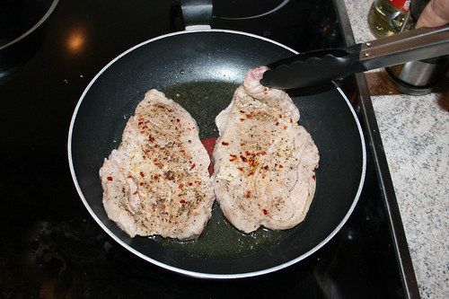 23 - Schweinesteaks beidseitig anbraten / Fry steaks on both sides