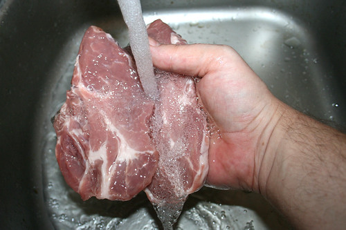 18 - Schweinerückensteaks waschen / Wash pork loin steaks