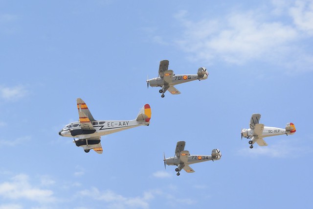 Formación de DH.89 y las Bücker de la FIO sobrevolando Cuatro Vientos, 90ª Aniversario de Iberia