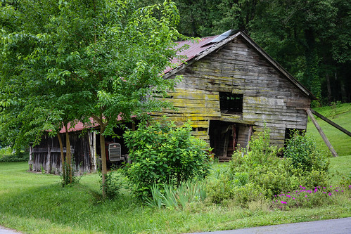 canon 40d efs1585mm lens eastatoe valley barn pickenssc upstate south carolina tractor rural country road farm pasture tin roof southernlife vanishing southern america usa landscape