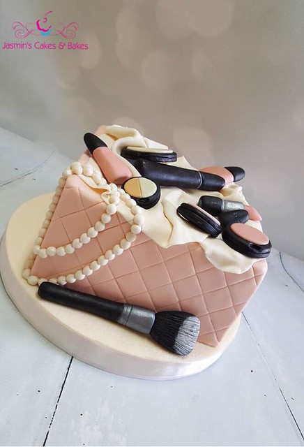 Cake by Yasmin Abdallah