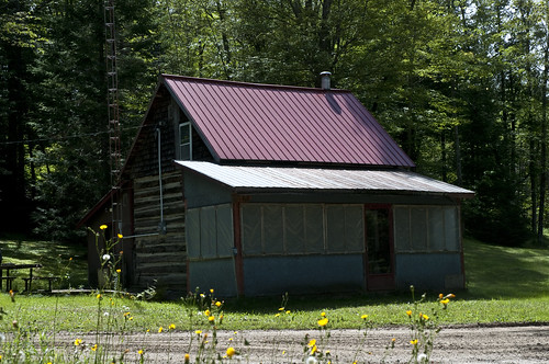 cabin log red northfrontenac