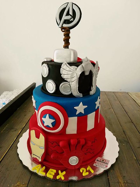 Avengers Cake by Emmanuel Ramírez of Mascabado pasteleria