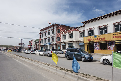 asia china daotanghezhen qinghai sonyrx100iii architecture building cars geography road sign townscape urban chn