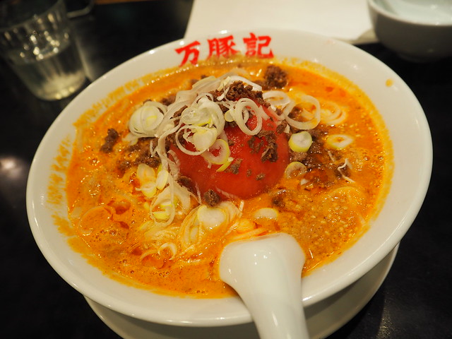 P9044568 万豚記(ワンツーチィ) 赤トマト担々麺