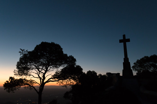 mallorca kloster kreuz cross statue sunset bluehour dark night monastery sant salvador