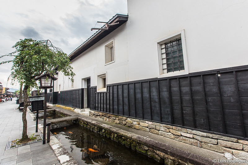 Canales y antiguos almacenes en Hida-Furukawa